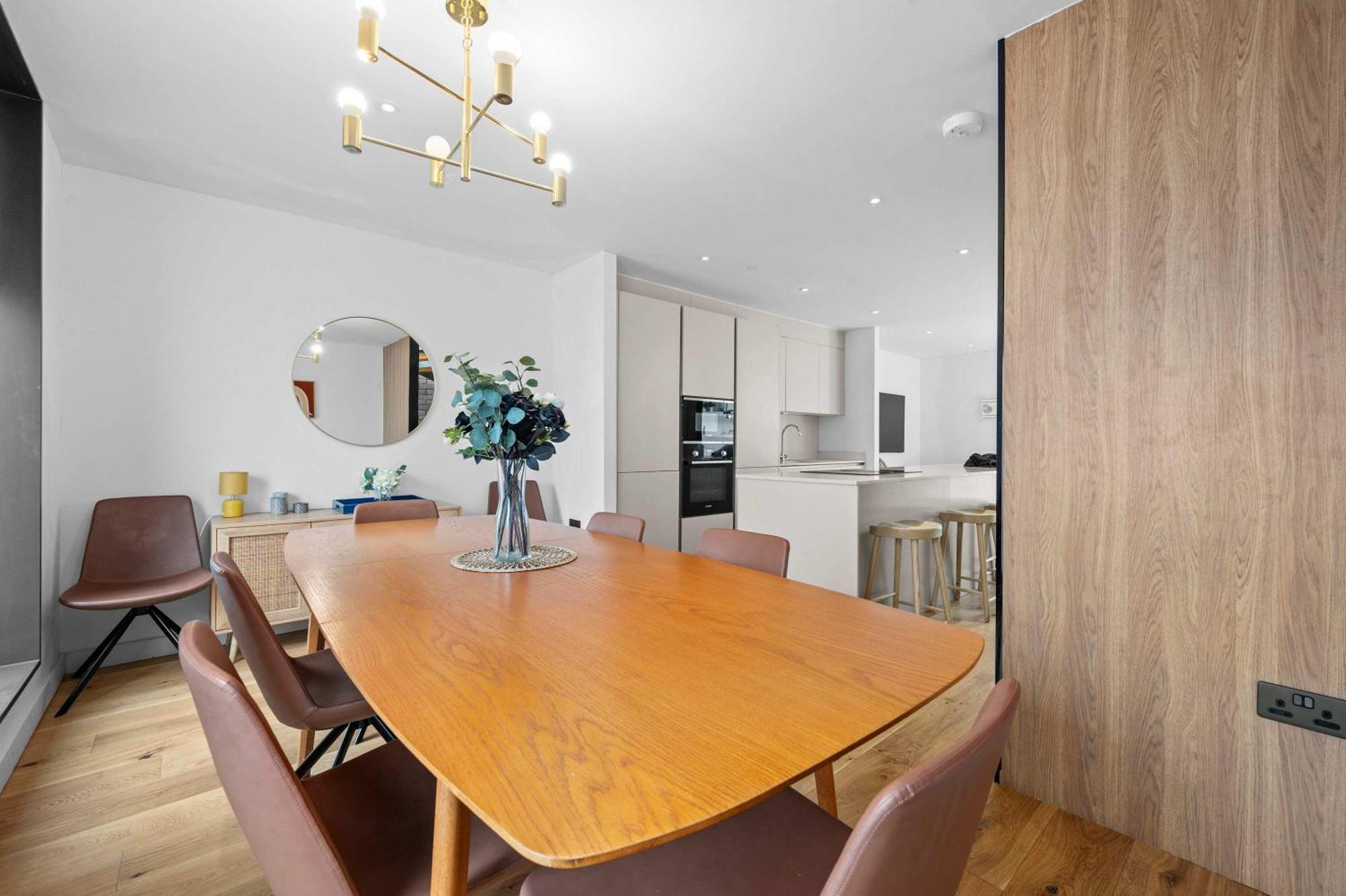 Stunning Luxury Townhouse In Centre Of